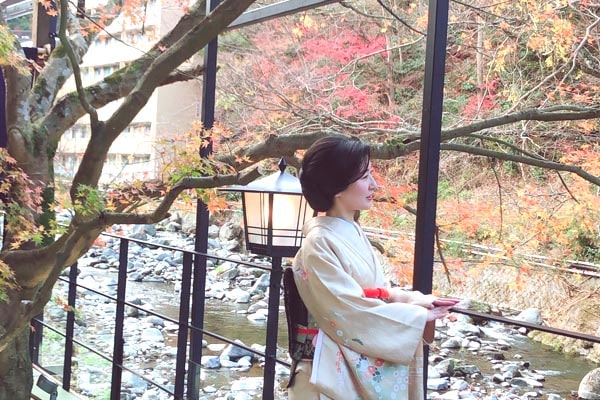 箱根の紅葉と芸者の写真